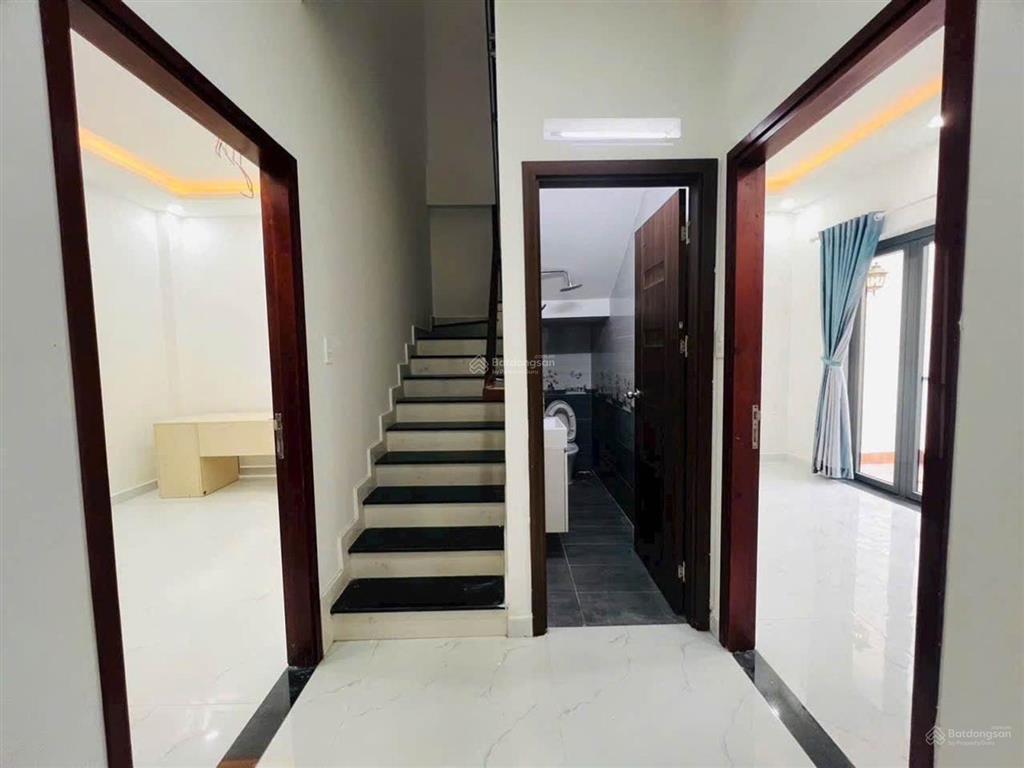 Nhà 1 trệt 2 lầu quận 9  đường oto