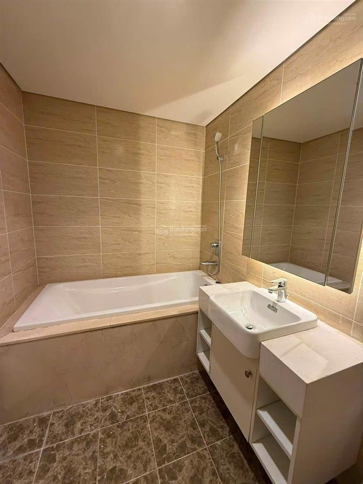 Cho thuê căn 2 ngủ 2 vệ sinh full đồ đẹp tại d'capitale diện tích 73m² tầng trung đẹp, hướng mát
