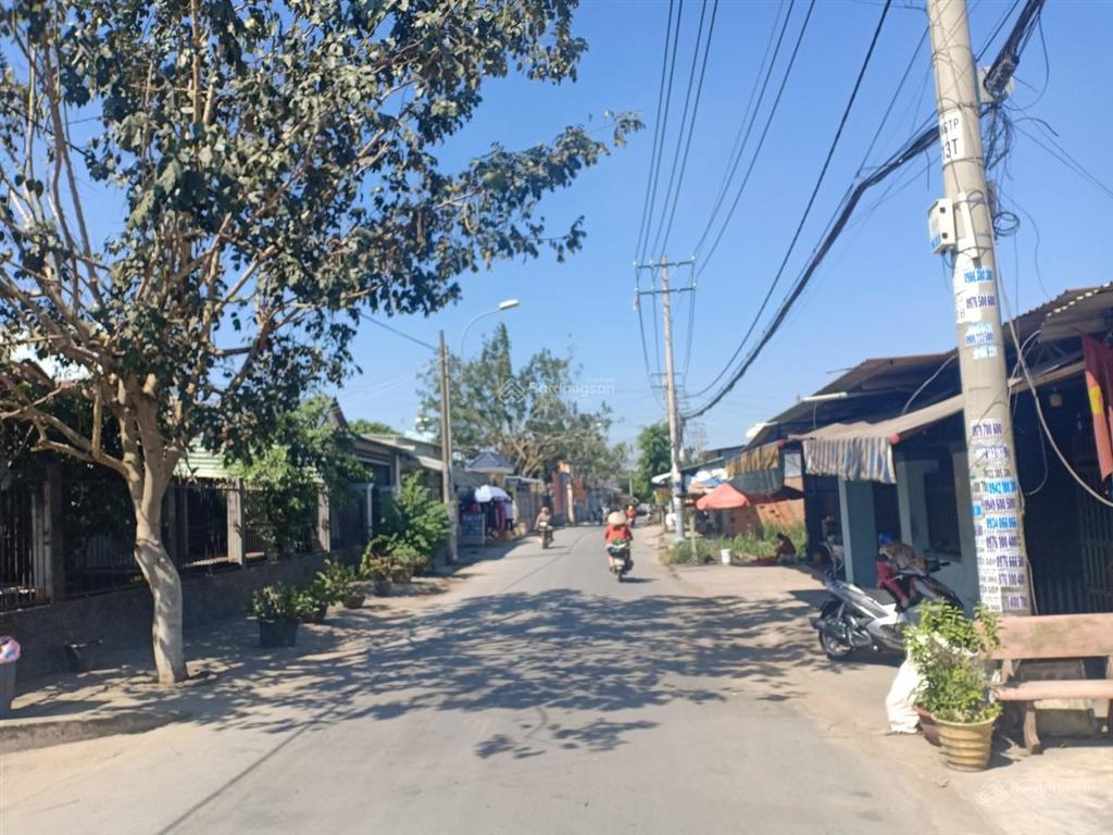 Bán gấp hơn 180m2, thổ cư, 1 tỷ 990, gần chợ việt kiều, xã tân thông hội, sổ riêng