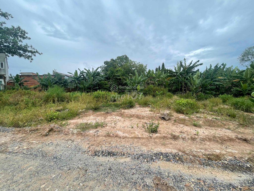 Tôi cần bán đất 550m2 giá 1tỷ2 đường gia huỳnh phường trảng bàng tây ninh sổ hồng riêng