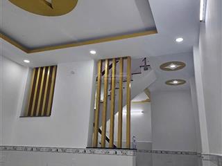 Nhà giá tốt hiếm  chỉ 2 tỷ 170 nhà kiên cố ở ngay  gần đường nhựa