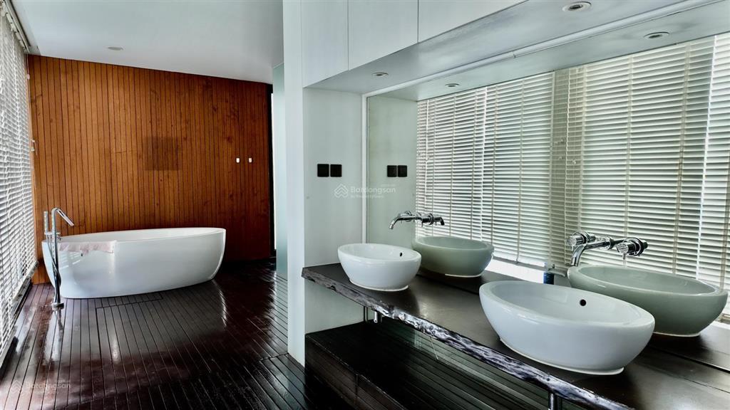Cho thuê biệt thự hồ bơi, sân vườn, 560m2, 3pn siêu to, 4wc, giá thỏa thuận tại thảo điền, q2
