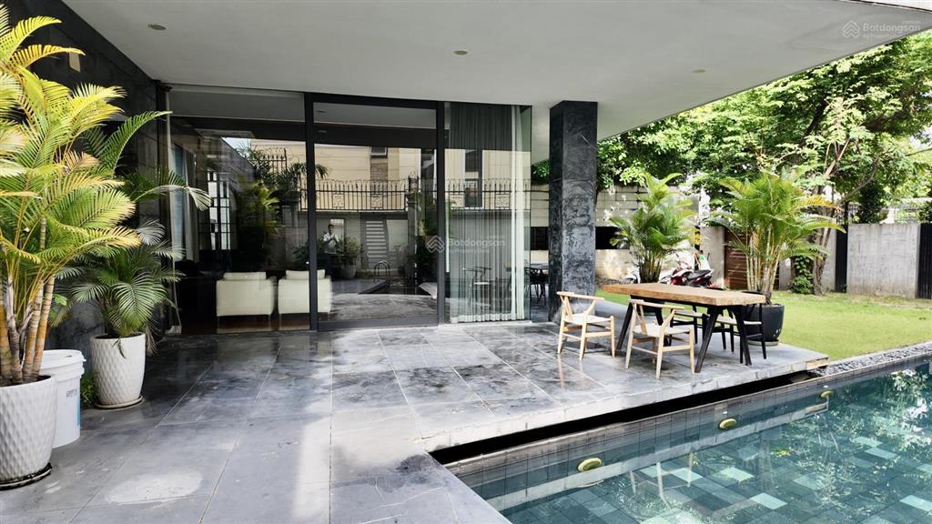 Cho thuê biệt thự hồ bơi, sân vườn, 560m2, 3pn siêu to, 4wc, giá thỏa thuận tại thảo điền, q2