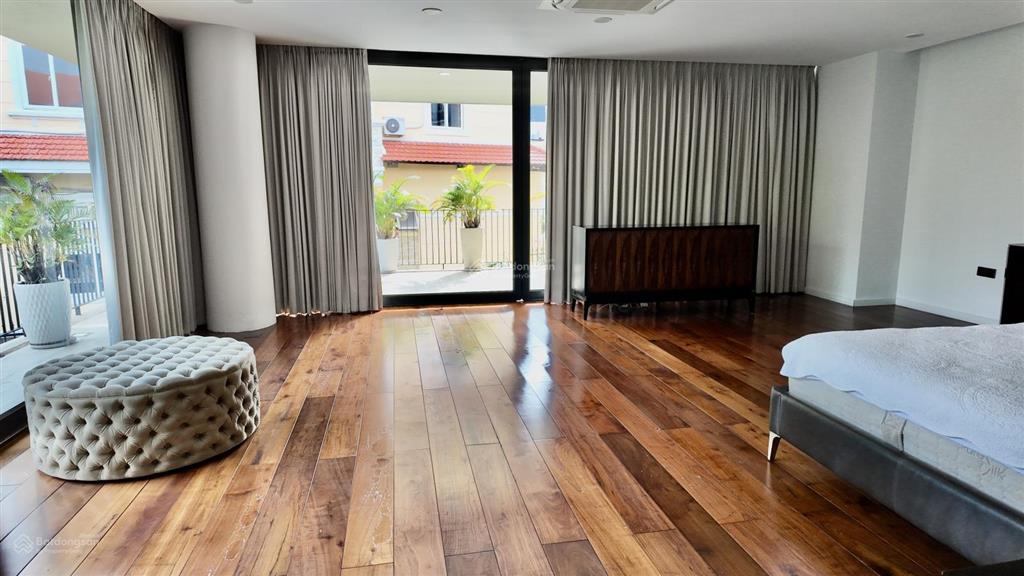 Cho thuê biệt thự hồ bơi, sân vườn, 560m2, 3pn siêu to, 4wc, giá thỏa thuận tại thảo điền, q2