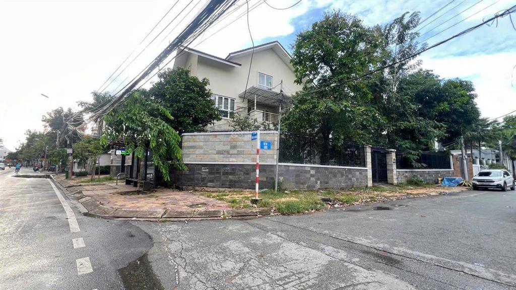 Bán gấp biệt thự góc 2 mặt tiền, 629m2, đường nguyễn văn hưởng, p thảo điền, q2, tp.hcm  220 tỷ