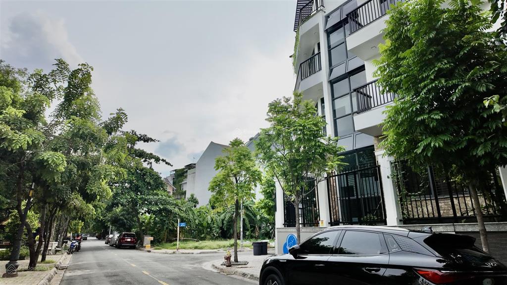 Bán biệt thự 4 tầng, góc 2mt, đối diện công viên tại đường 41, phường bình an, quận 2
