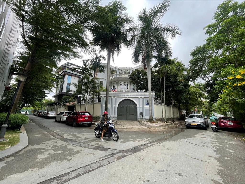 Cho thuê gấp biệt thự 500m2, 3 tầng, 7pn đường nguyễn văn hưởng, thảo điền quận 2  130 triệu