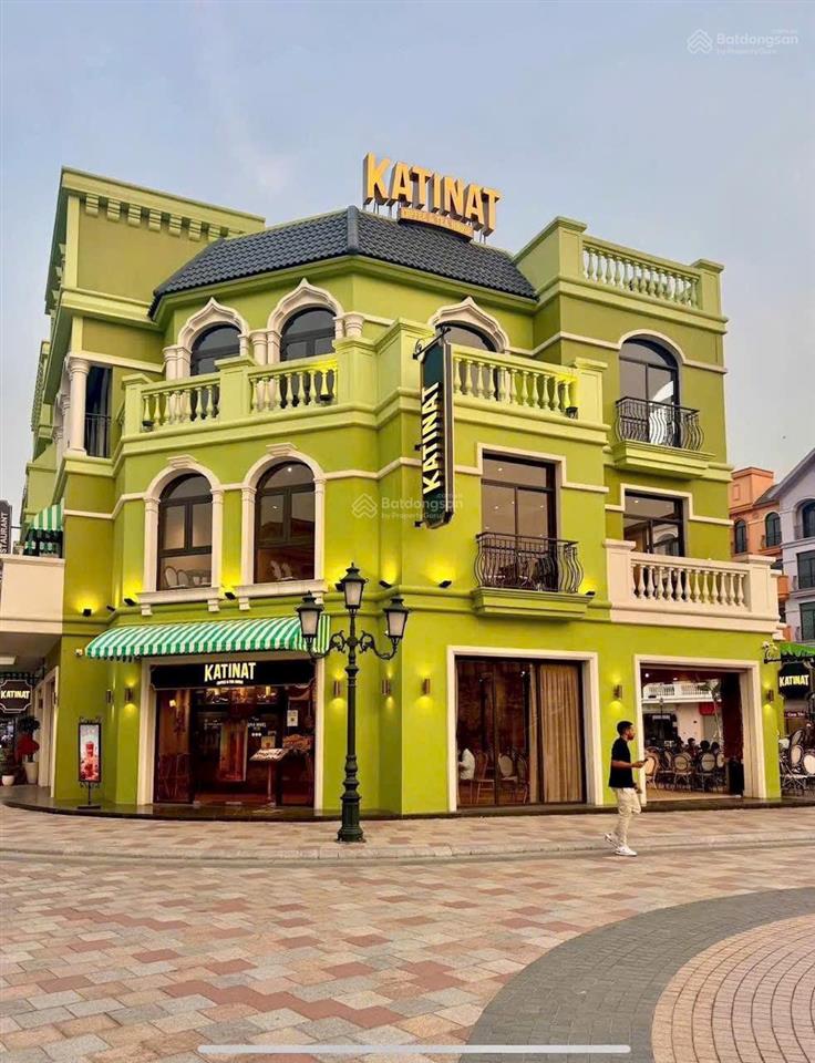 Diện tích 300m2 chia 3 tầng. mặt tiền lô góc cực thoáng. dễ nhận diện thương hiệu