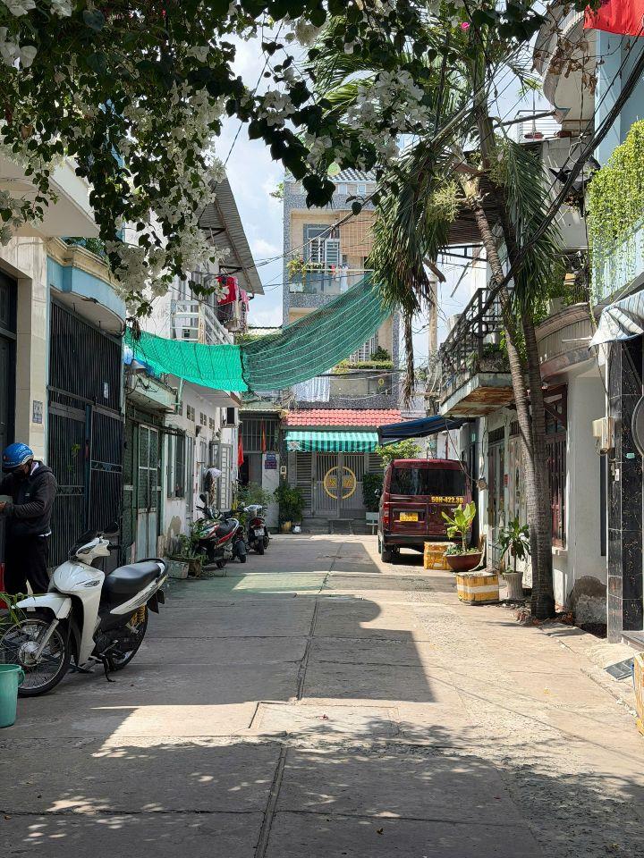 Vị trí đẹp: gần AEON Tân Phú, sát kênh Tham Lương