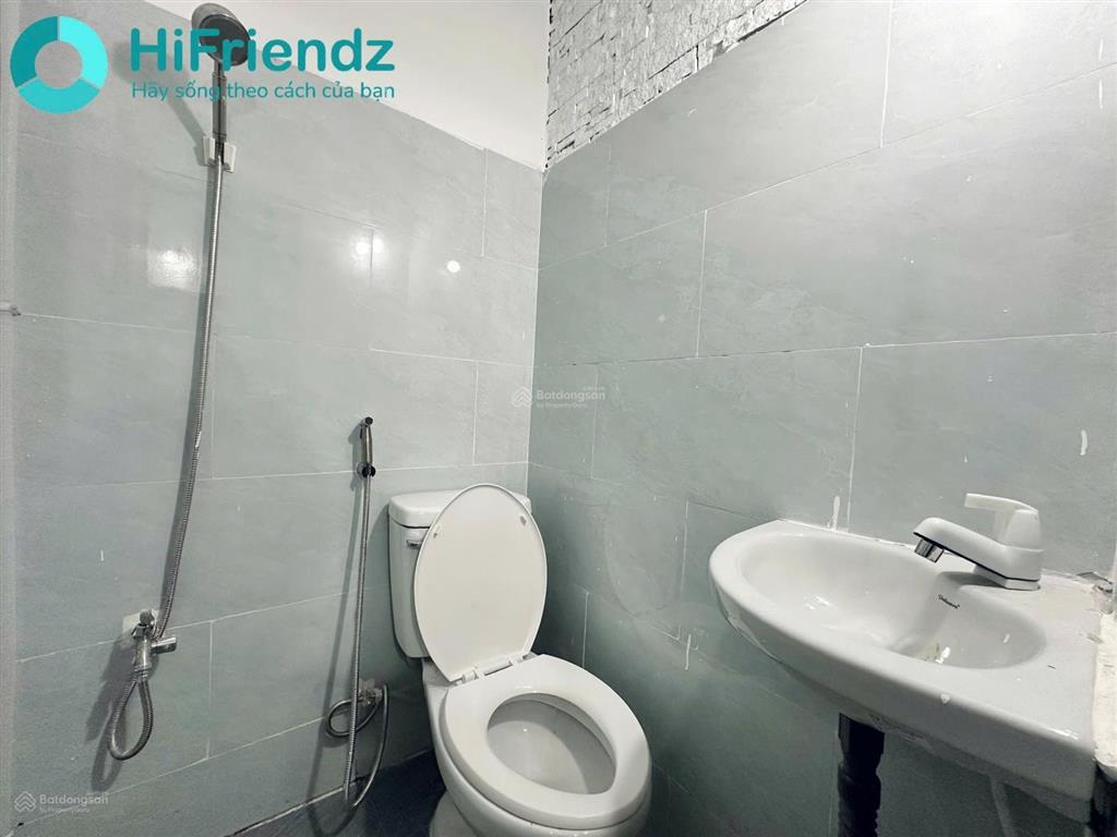 Nhà mới xây phòng có gác sẵn máy lạnh giá 3tr7 đối diện công viên