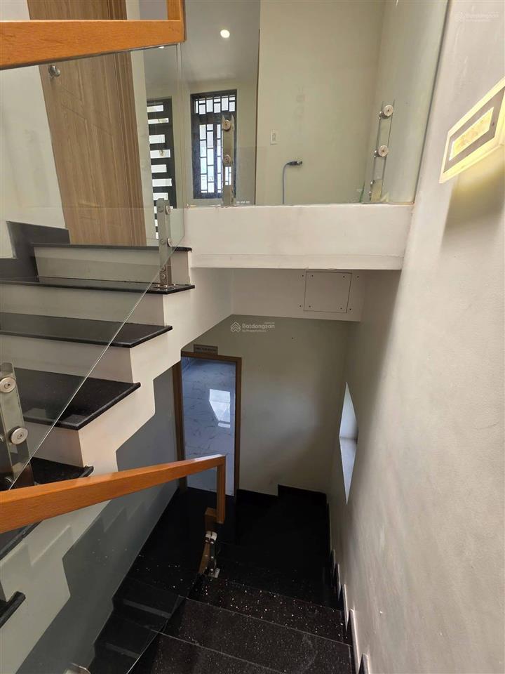 Cho thuê nhà 3 tầng hẻm xe tải võ văn ngân, linh chiểu thủ đức, 3pn 4wc, gần vincom, làm văn phòng