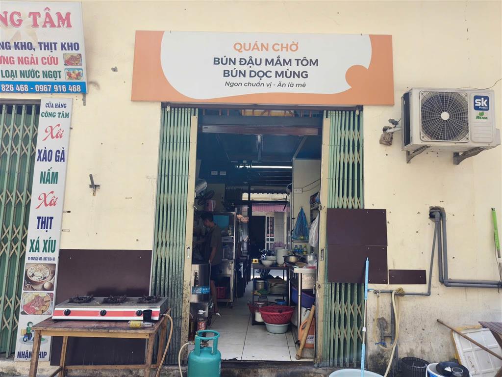 EM CẦN  CHUYỂN NHƯỢNG KIOT HÀNG ĂN HAI MẶT TIỀN NGUYỄN VĂN CỪ, HÀ NỘI
