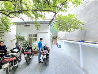 Sân vườn, mặt phố nguyễn văn cừ 200 m2 xây 100 m2 x 4 tầng, mặt tiền 7m, giá 38 triệu/tháng