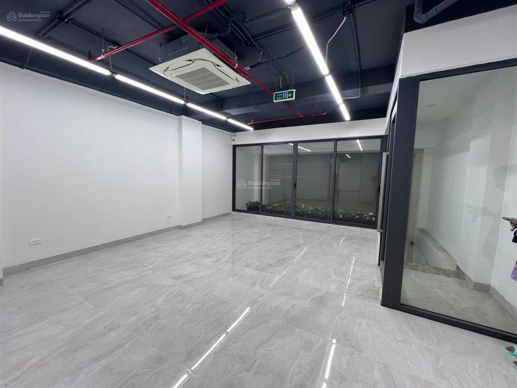 Phòng cháy full, phố tức mạc hoàn kiếm 100 m2 x 5 tầng, mặt tiền 6m, thang máy, giá 70 triệu/tháng