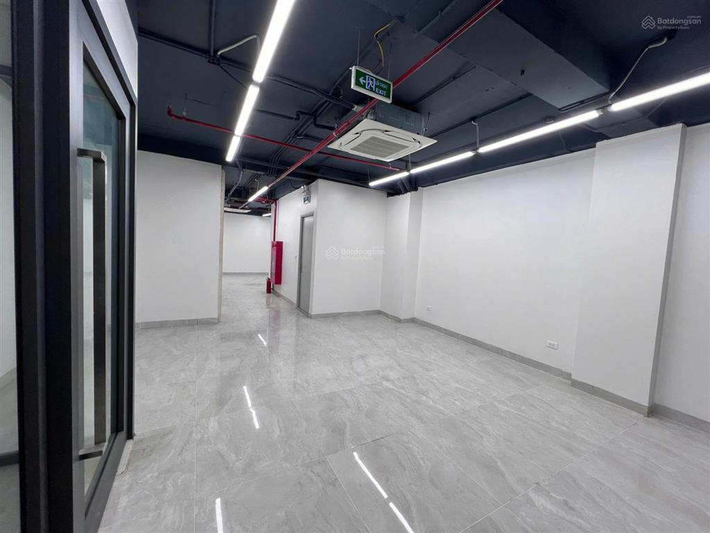 Phòng cháy full, phố tức mạc hoàn kiếm 100 m2 x 5 tầng, mặt tiền 6m, thang máy, giá 70 triệu/tháng