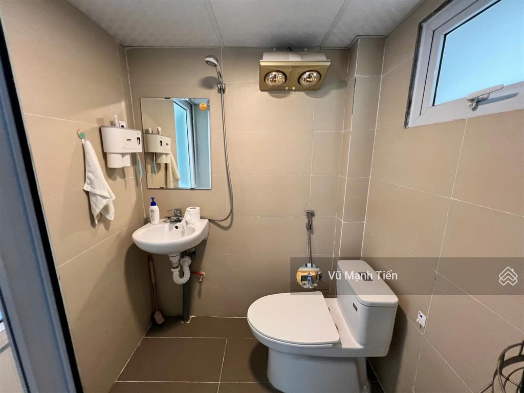 Bình yên, căn hộ 2 ngủ thoáng phạm ngũ lão 80 m2 đồ cơ bản, giá thuê 14.5 triệu/tháng. có ban công