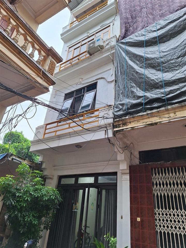 Nhà riêng 60m2/3 tầng và 1 tum ngay đường nguyễn văn cừ  tiện làm văn phòng hoặc hộ gia đình ở.