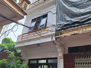 Nhà riêng 60m2/3 tầng và 1 tum ngay đường nguyễn văn cừ  tiện làm văn phòng hoặc hộ gia đình ở.
