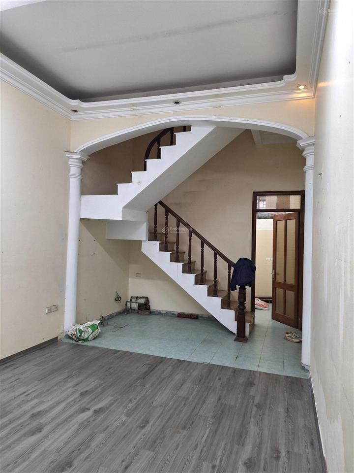 Nhà riêng 60m2/3 tầng và 1 tum ngay đường nguyễn văn cừ  tiện làm văn phòng hoặc hộ gia đình ở.