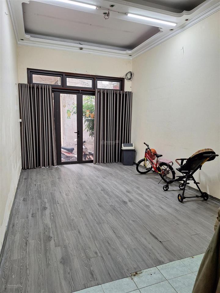 Nhà riêng 60m2/3 tầng và 1 tum ngay đường nguyễn văn cừ  tiện làm văn phòng hoặc hộ gia đình ở.