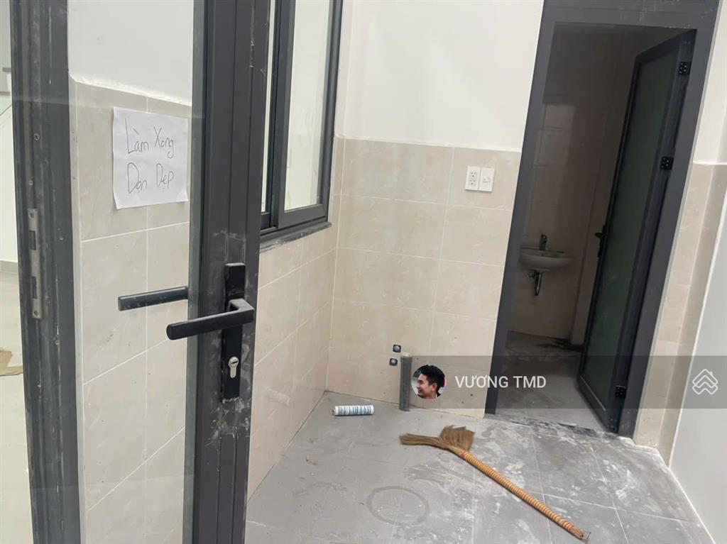 Cho thuê nhà 132m2 1 trệt 3 lầu sàn trống, thang máy, mặt tiền đường liên phường