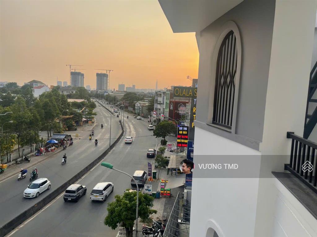 Cho thuê nhà 132m2 1 trệt 3 lầu sàn trống, thang máy, mặt tiền đường liên phường