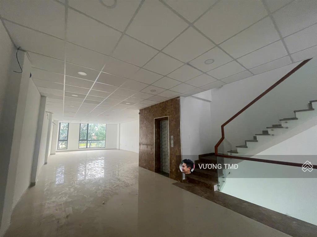 Cho thuê nhà 132m2 1 trệt 3 lầu sàn trống, thang máy, mặt tiền đường liên phường