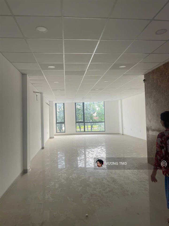Cho thuê nhà 132m2 1 trệt 3 lầu sàn trống, thang máy, mặt tiền đường liên phường