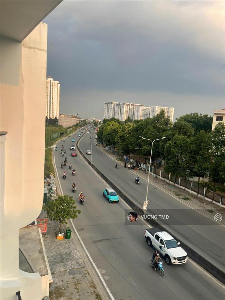 Cho thuê nhà 132m2 1 trệt 3 lầu sàn trống, thang máy, mặt tiền đường liên phường