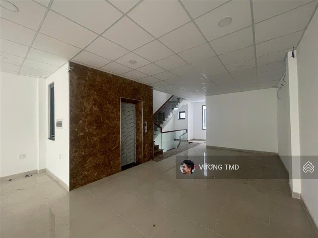 Cho thuê nhà 132m2 1 trệt 3 lầu sàn trống, thang máy, mặt tiền đường liên phường