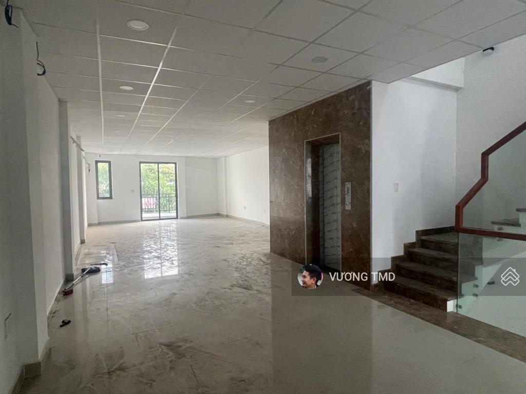 Cho thuê nhà 132m2 1 trệt 3 lầu sàn trống, thang máy, mặt tiền đường liên phường