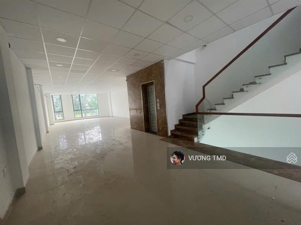 Cho thuê nhà 132m2 1 trệt 3 lầu sàn trống, thang máy, mặt tiền đường liên phường