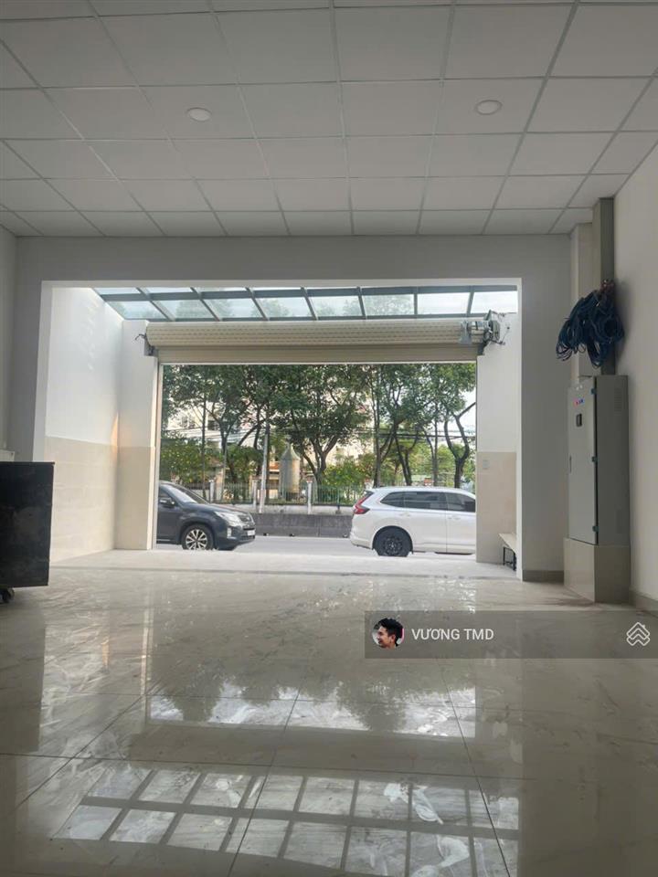 Cho thuê nhà 132m2 1 trệt 3 lầu sàn trống, thang máy, mặt tiền đường liên phường