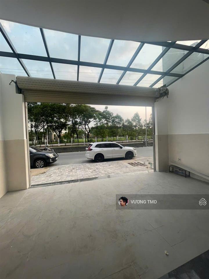 Cho thuê nhà 132m2 1 trệt 3 lầu sàn trống, thang máy, mặt tiền đường liên phường