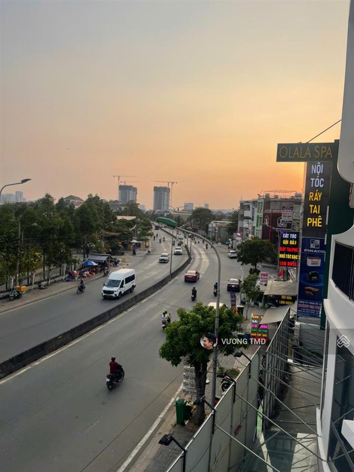 Cho thuê nhà 132m2 1 trệt 3 lầu sàn trống, thang máy, mặt tiền đường liên phường