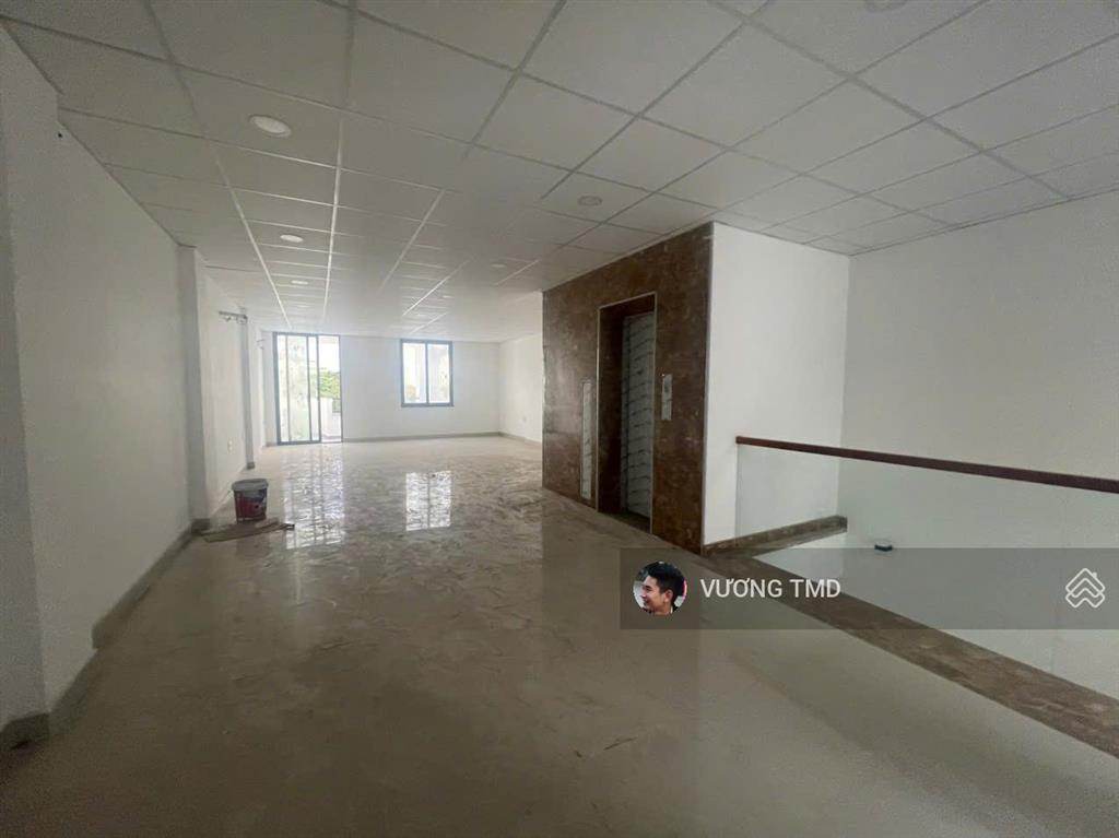 Cho thuê nhà 132m2 1 trệt 3 lầu sàn trống, thang máy, mặt tiền đường liên phường
