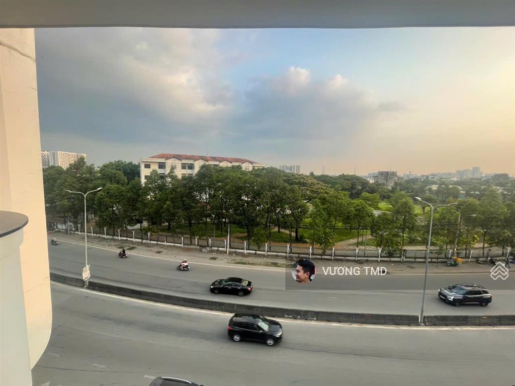 Cho thuê nhà 132m2 1 trệt 3 lầu sàn trống, thang máy, mặt tiền đường liên phường
