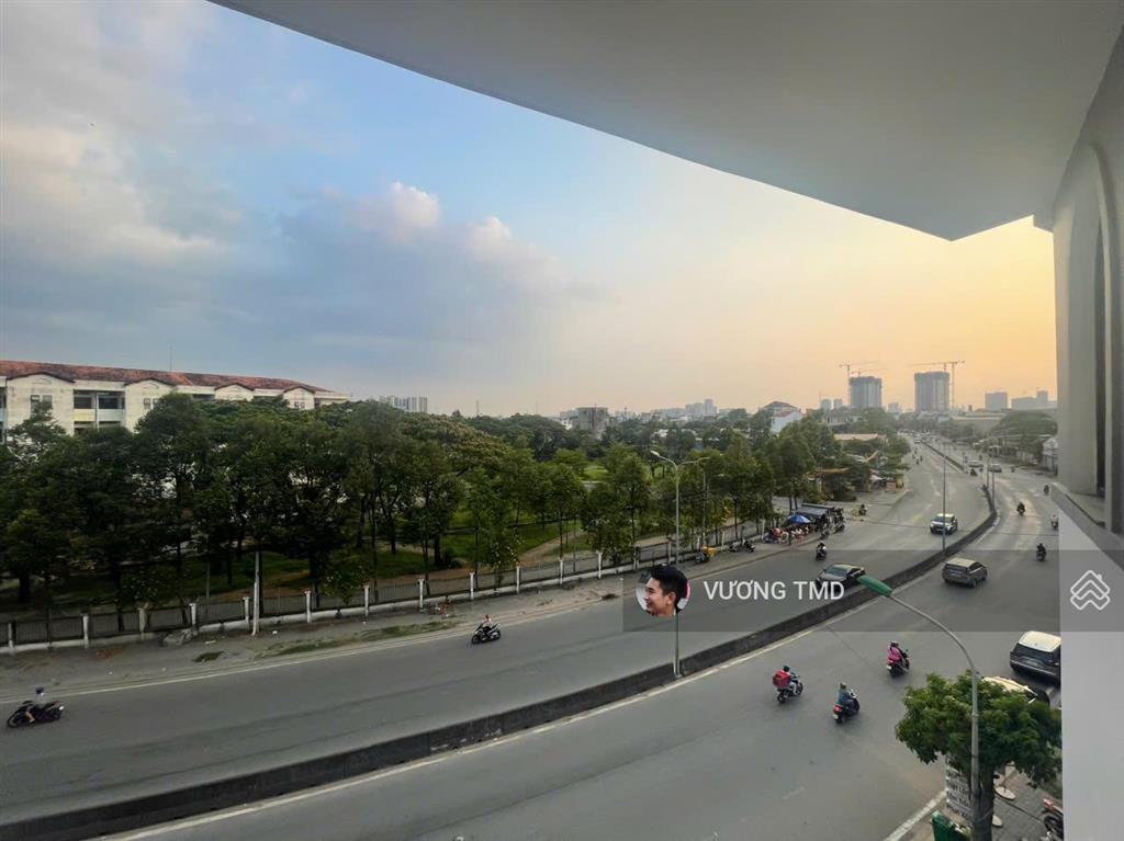 Cho thuê nhà 132m2 1 trệt 3 lầu sàn trống, thang máy, mặt tiền đường liên phường
