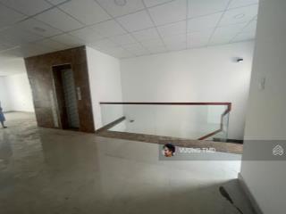 Cho thuê nhà 132m2 1 trệt 3 lầu sàn trống, thang máy, mặt tiền đường liên phường