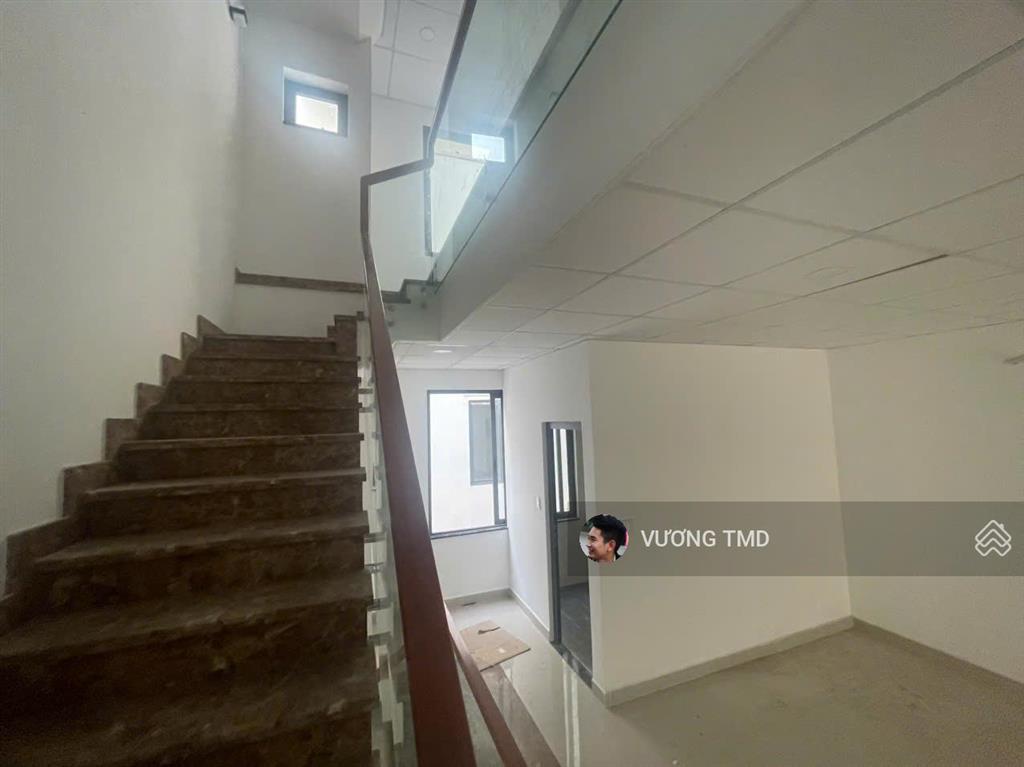 Cho thuê nhà 132m2 1 trệt 3 lầu sàn trống, thang máy, mặt tiền đường liên phường