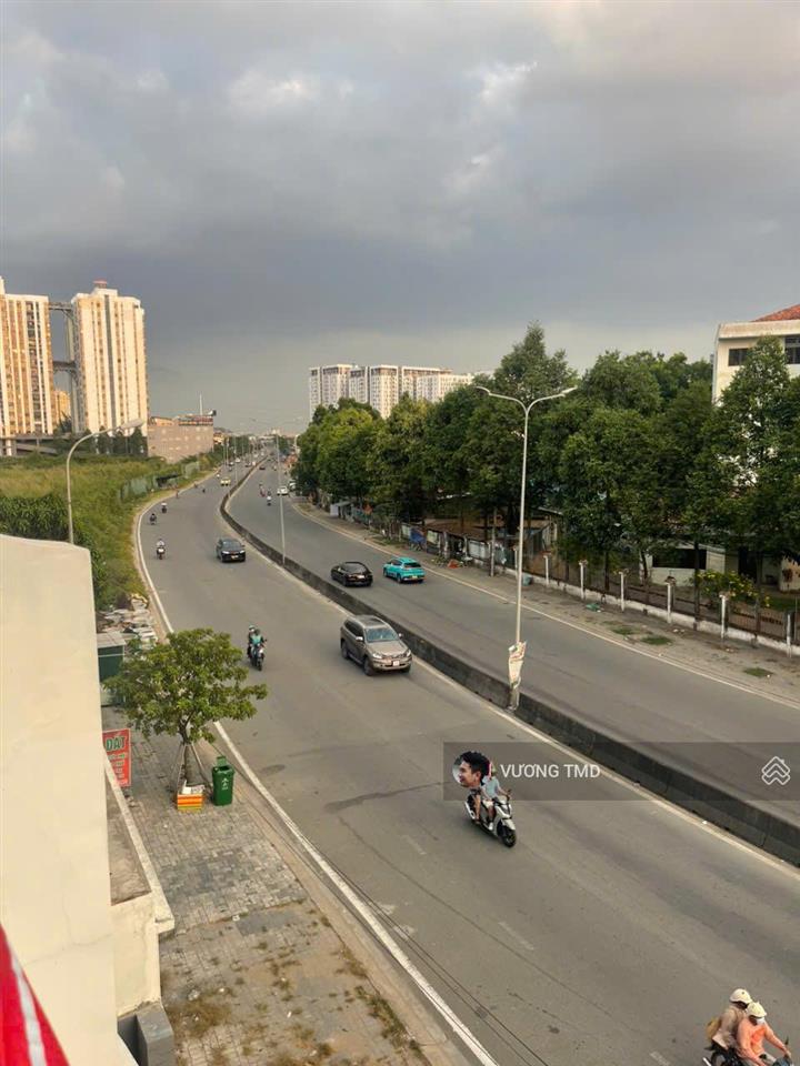 Cho thuê nhà 132m2 1 trệt 3 lầu sàn trống, thang máy, mặt tiền đường liên phường