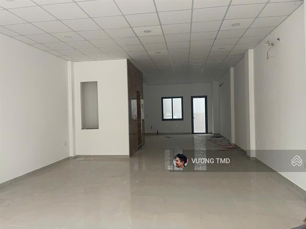 Cho thuê nhà 132m2 1 trệt 3 lầu sàn trống, thang máy, mặt tiền đường liên phường