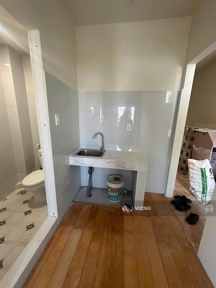 Cho thuê nhà 1 trệt 2 lầu 11pn, 13wc, 3 tầng, 75 triệu, 140m2 tại trần não
