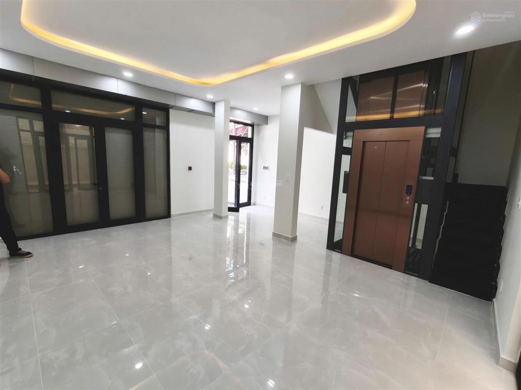 Cho thuê nguyên căn 35tr vị trí siêu vip 84m2 x 5 tầng tại vinhomes quận 9 hoàn thiện cơ bản tm+ml