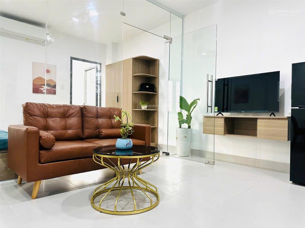 Cho thuê cc mini 1pn ban công 65m² cực rộng rãi, vách kính sạch sẽ có thang máy ngay cv gia định