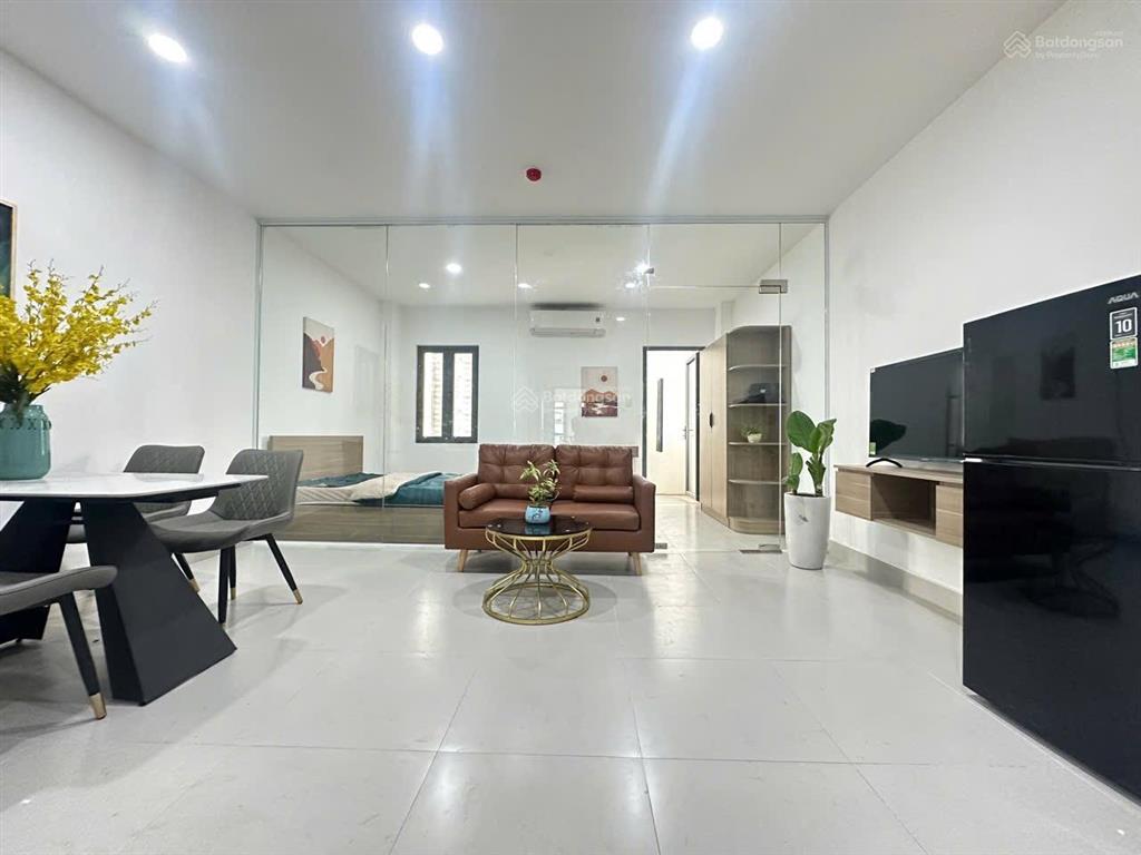 Cho thuê cc mini 1pn ban công 65m² cực rộng rãi, vách kính sạch sẽ có thang máy ngay cv gia định