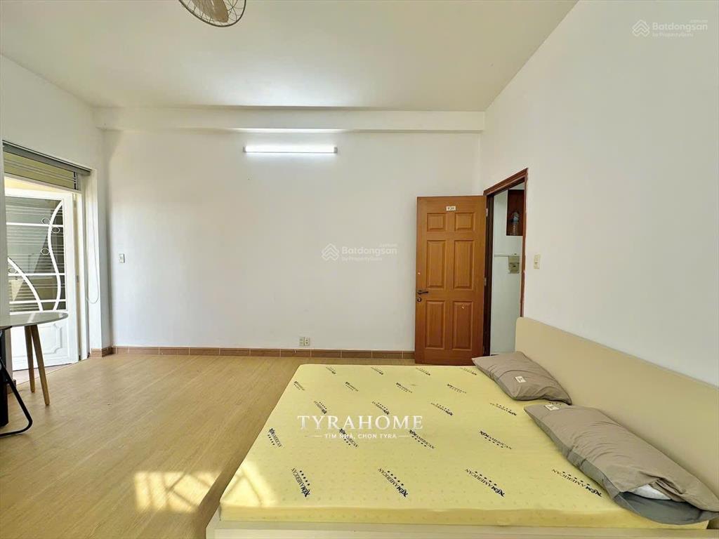 Căn hộ 1pn ban công 55m2 phòng ngủ tách riêng biệt sạch sẽ, rộng rãi ngay chợ bà chiểu giá cực tốt