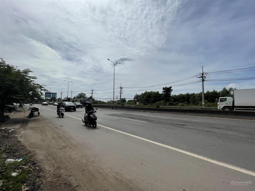 Bán toà nhà khách sạn mặt tiền quốc lộ 51a dt 304m2 có 4 tầng 17pn 18wc mới 99% chỉ 11,5 tỷ