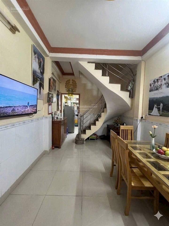 Bán nhà 39m 3 tầng 3 tỷ hơn phường 15 quận 8 4 phòng ngủ,sổ hồng riêng hoàn công vị trí đẹp.
