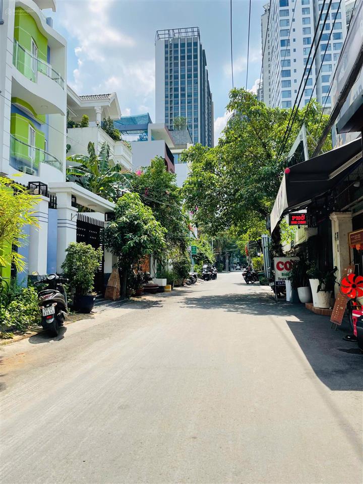 Nhà đẹp giá tốt! ngay cc masteri thảo điền  100m ra metro. dt 105m²  3 tầng  sẵn dòng tiền
